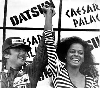 Keke Rosberg juhli F1-mestaruutta vuonna 1982 Las Vegasissa. Diana Ross oli mukana juhlinnassa.