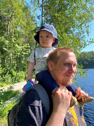 Alpo Lahtinen lapsen kanssa retkellä Sipoonkorvessa. Kuva: Alpo Lahtisen kotialbumi