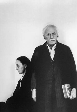 Taidemaalari Georgia O'Keeffen ensimmäinen galleristi ja mentori oli valokuvaaja Alfred Stieglitz, jonka kanssa hän avioitui 1924. Paljon taiteilijoita ja poliitikkoja kuvannut Arnold Newman otti tämän muotokuvan 1944, kaksi vuotta ennen Stieglitzin kuolemaa.