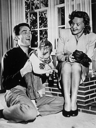 Gregory Peck ja hänen suomalaistaustainen vaimonsa Greta sekä Jonathan-poika perhekuvassa.