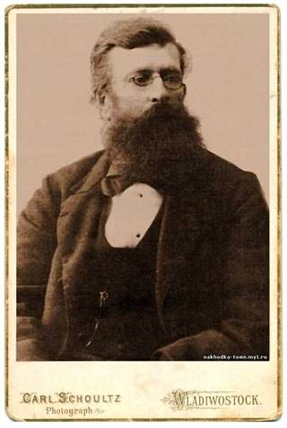 Fridolf Höök (1836–1904) oli aikansa superjulkkis ja äärimmäisyysihminen. Tuoreessa kirjassa Katariina Vuori lähtee selvittämään Höökin elämään liittyviä myyttejä ja mysteerejä. 