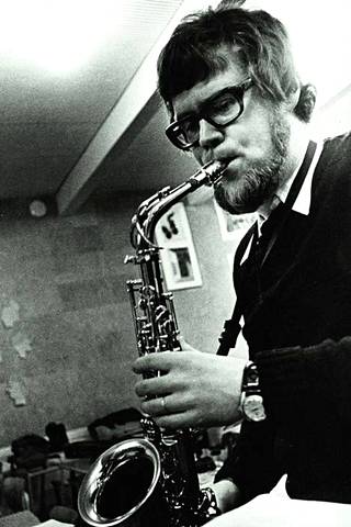 Klaus Järvisen ominta musiikkia oli jazz, mutta hän päätteli, ettei hänestä tulisi koskaan Suomen parasta jazzmuusikkoa. Siksi oli järkevää hankkia muodollinen pätevyys ja sitoutua päivätöihin, jotka hän aloitti Oulunkylän yhteiskoulussa 1963, jo ennen valmistumistaan musiikinopettajaksi.