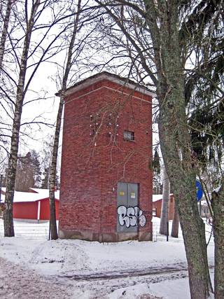 Sähkönjakeluyhtiö Caruna tarjosi Westendissä sijaitsevaa muuntajatornia Espoolle, mutta kaupunki ei halunnut ottaa rakennusta kontolleen.