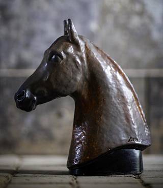 Lillemor Mannerheim sai vuonna 1956 tulevalta anopiltaan (Ingeborg Klingspor) tehtäväksi kuvata Hellekisin kartanon hienoin tamma, lämminverinen Gunilla. Syntyi veistos, joka on valokuvattu kirjaa varten Hellekisin hevostalleilla.