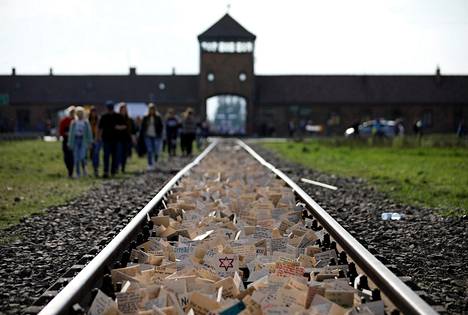 Natsien keskitysleirillä Auschwitzissä muistetaan juutalaisvainojen uhreja.