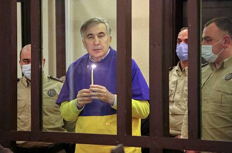 Saakašvili oikeuden kuulemisessa Tbilisissä 17. maaliskuuta 2022. Hän sanoi pitävänsä kynttilää ja rukoilevansa Ukrainan puolesta. 