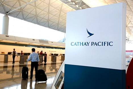 Matkustaja käveli Cathay Pacificin palvelutiskille Hongkongin lentokentällä 4. huhtikuuta.