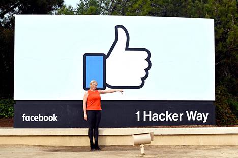 Facebookin peukalosymboli on näkyvästi esillä yhtiön pääkonttorilla Menlo Parkissa Kaliforniassa.