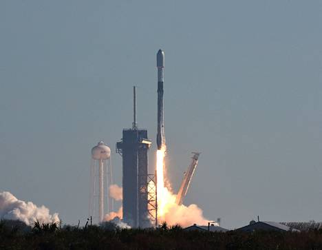 SpaceX:n Falcon 9 raketin laukaisu kuvattuna 3. maaliskuuta 2022 Kennedy Space Centerissä Yhdysvalloissa. 