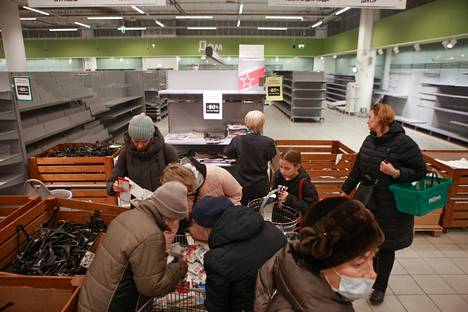 Pietarilaiset ostivat viimeisiä tuotteita, kuten muovihenkareita, kauppakeskus Europoliksen Prismasta torstaina. Perjantaina Prismat eivät avanneet oviaan.