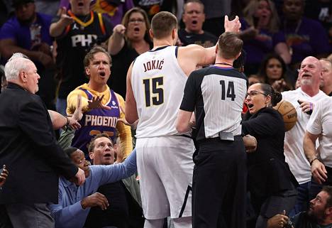 Denver Nuggetsin Nikola Jokić tönäisi Phoenix Sunsin omistajaa Mat Ishbiaa (kolmas vasemmalta) sunnuntain ottelussa.