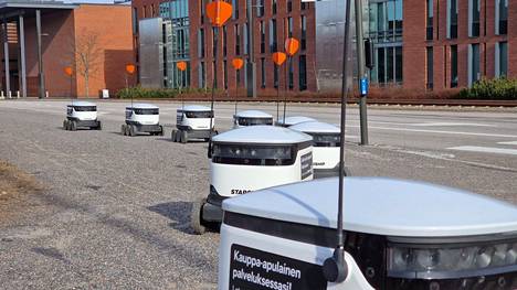 Robottien jono kuvattuna pääsiäismaanantaina Espoossa.