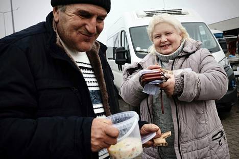 Ukrainasta paenneet Anatoli ja Nina söivät kalakeittoa Krakovetsin rajanylityspaikalla Puolassa.