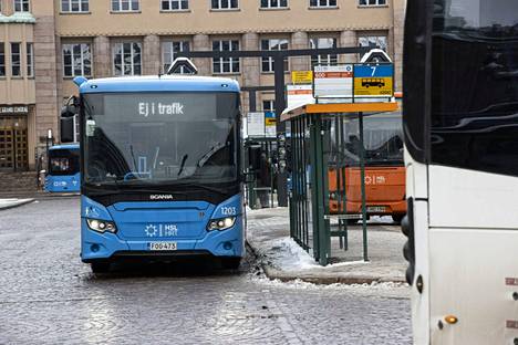 Linja-autoja Helsingin keskustassa Elielin aukiolla.