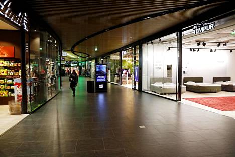 Kauppakeskukset ovat hiljentyneet koronakriisin takia. Kuva Triplan kauppakeskuksesta Helsingistä tiistailta.