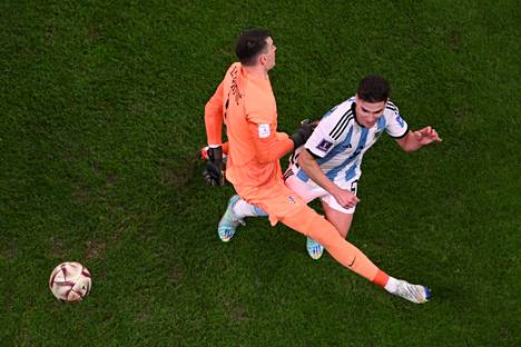 Argentiinan Julian Álvarez karkasi pitkän pystysyötön jälkeen läpiajoon, sijoitti pallon oikealla jalallaan ohi Kroatian maalivahti Dominik Livakovićin ja törmäsi tämän reiteen. Tilanteen seurauksena Argentiina sai rangaistuspotkun, joka käänsi ottelun kulun.