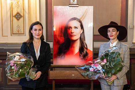 Sanna Marinin muotokuva paljastettiin Tampereen Raatihuoneella maanantaina 21. marraskuuta. Teoksen on tehnyt valokuvaaja Meeri Koutaniemi.