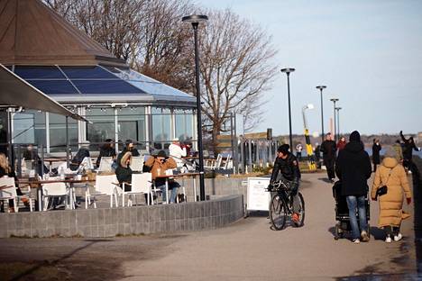 Helsingissä Kaivopuiston rannassa ja kahvilan terassilla oli runsaasti ulkoilijoita sunnuntai-iltapäivällä.