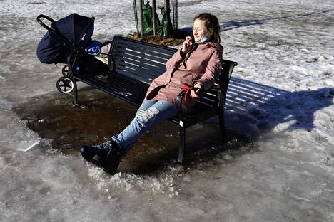 Eileen Kubpart nautti auringonpaisteesta Tokoinlahden rannassa Helsingissä maanantaina. Kevätaurinko oli jo ehtinyt sulattaa jäätä puistonpenkin ympäriltä.