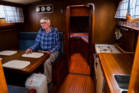 83-year-old Jaakko Kallionpää took to the waters of the Nauticat 33-model Irene in the summer of 1985. He has covered the coasts of Finland on his ship, but boating has become less popular as he has gotten older.  