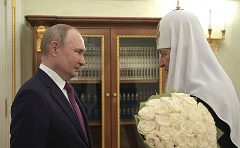 Kirill tunnetaan läheisistä väleistään Vladimir Putiniin. Kremlin välittämässä ja helmikuun 1. päivälle päivätyssä kuvassa Putinin kerrotaan antavan Kirillille kukkia sen kunniaksi, että patriarkalla tuli tällöin täyteen 13 vuotta kirkon johdossa.