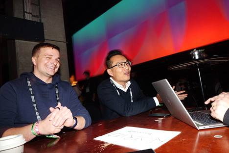 Woltin toimitusjohtaja Miki Kuusi ja Doordashin toimitusjohtaja Tony Xu pitivät hauskaa Slushissa joulukuun alussa. 
