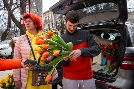 Lena Sljozkina ja poikansa Maxim Sljozkin myivät itse kasvattamiaan tulppaaneja Odessassa. 