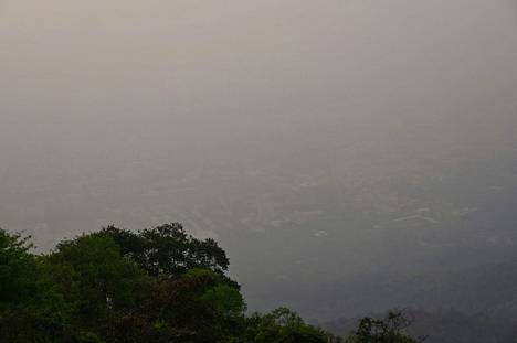 Savusumu sumensi taivaan Chiang Main kaupungin yllä 11. huhtikuuta.