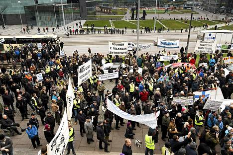 Mielenosoittajat puolustivat Helsingin Malmin lentokenttää eduskuntatalolla Helsingissä tiistaina 18. marraskuuta 2014.