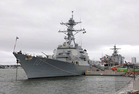 Yhdysvaltain sotalaivat USS Gravely (vas.) ja USS Gunston Hall Hernesaaressa sunnuntaina. 
