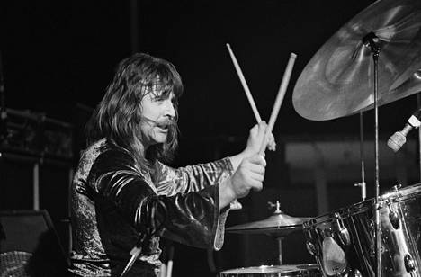 Rumpali Lee Kerslake soitti rockbändi Uriah Heepin keikalla Rainbow Theatressa Lontoossa vuonna 1973.