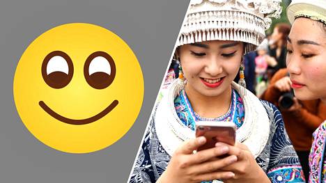 Suu viivana hymyilevä emoji voidaan Kiinassa tulkita tyytymättömyyden ilmaukseksi. Oikealla miao-kansaan kuuluvia tyttöjä festivaaleilla Rongshuissa, Kiinassa viime maaliskuussa.