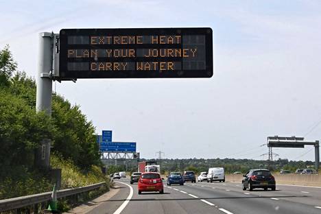 Britanniassa varoitettiin autoilijoita helteestä viime heinäkuussa.
