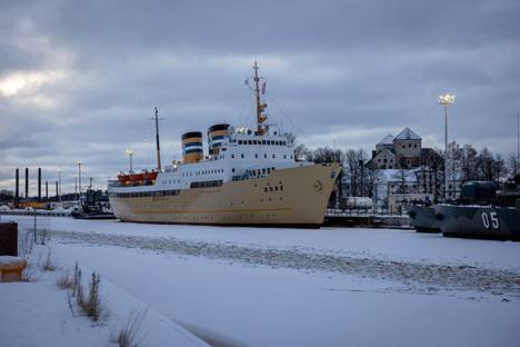 The old passenger ship Bore is at its standard location in the lower reaches of Aurajoki near Turku Castle.  The river bed is being dredged around it, as well as around the minesweeper Keihässalmi and the gunboat Karjalanki on the right side of the picture.