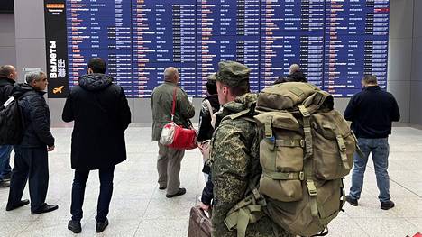Moskovassa Šeremetjevon kansainvälisen lentokentän matkustajien joukossa näkyi lauantaina useita sotilaita.