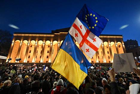 Euroopan unionin ja Ukrainan liput liehuivat keskiviikkona Tbilisissä mielenosoituksessa, joka keräsi tuhansia ihmisiä parlamenttitalon edustalle.