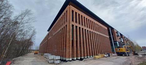 Rakennusyhtiön kuvaa uudesta oikeustalosta Otaniemessä harjannostajaispäivänä toukokuussa.