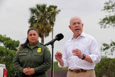 Teksasin Brownsvillessä perjantaina vieraillut turvallisuusministeri Alejandro Mayorkas sanoi, että käytössä on turvatoimia, joilla aiotaan estää siirtolaisten virta.