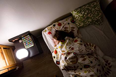 Toimittaja Virve Rissanen kokeili Beurer Therapy -herätysvaloa. Rissanen kuvattiin lauantai-aamuna noin 8.40 omassa sängyssään.