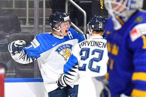 Puolustaja Kasper Puutio laukoi Suomen voittomaalin nuorten MM-turnauksen välierässä Ruotsia vastaan.