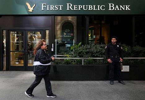 Tiedot First Republic Bankin huutokauppaamisesta alkoivat lisääntyä jo viime viikolla. Ohikulkija ja vartija pankin konttorin edessä San Franciscossa perjantaina.