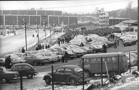 Käpylän raviradan viimeiset ravit 11. joulukuuta vuonna 1977.