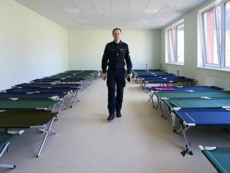 Poliisi Vitalijus Jagminas esitteli pakolaisten tilapäismajoitukseen käytettävää, retkisängyillä täytettyä huonetta. Hän pelkää, että seuraavaksi Liettua joutuu vastaanottamaan suuren määrän valkovenäläisiä pakolaisia.