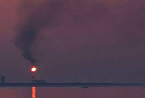 Пламя от газовой станции "Портовая" освещает летнюю ночь. 2022 год. Фото: Юха Метсо