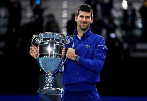 Serbian Novak Djokovic juhli maailmanlistan ykköselle annettavan pokaalin kanssa marraskuussa 2021. 