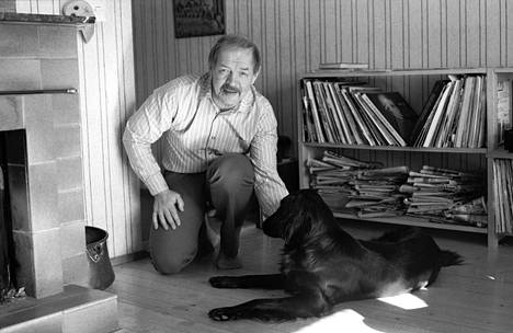 Ralf Långbacka ja koira kotonaan Kulosaaressa vuonna 1981.