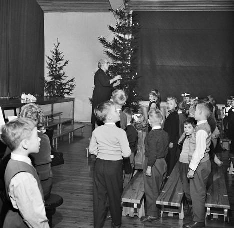 Joululauluperinnettä pidetään yllä erityisesti päiväkodeissa ja kouluissa. Kansakoulujen kuusijuhlia varten on sävelletty monet edelleen suosituimmista joululauluista. Kuvassa Taivallahden kansakoulun joulujuhla vuonna 1957.