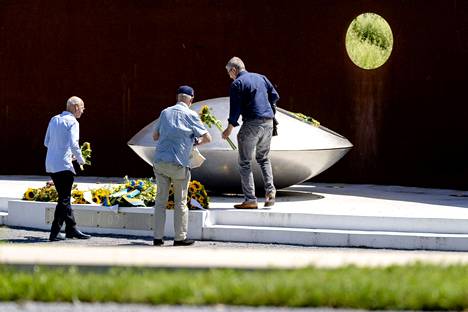 Omaiset laskivat kukkia Itä-Ukrainan matkustajakoneturman uhrien muistomerkille malesialaiskoneen tuhoutumisen vuosipäivänä viime lauantaina.