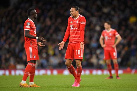 Bayern Münchenin Sadio Mané (vas.) ja Leroy Sané kiistelivät kentällä Manchester City -ottelussa. Bildin mukaan ottelun jälkeinen väittely olisi riistäytynyt pukuhuoneessa käsistä.