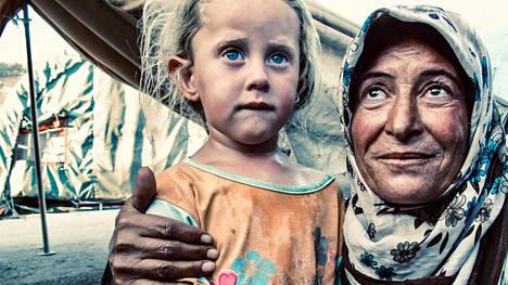 Valokuvaus | Syyriaan salakuljetettu Rauli Virtanen otti vuosia sitten pysäyttävän kuvan tytöstä jättimäisellä pakolaisleirillä – Nyt hän haluaa mennä takaisin ja selvittää, mitä Shaimalle tapahtui 